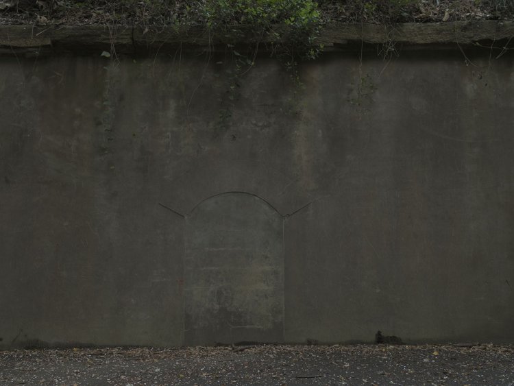 掩蔽部の閉ざされた扉。