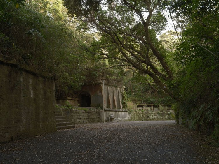 掩蔽部から眺めた人気のない北門第一砲台。砲台というよりは舞台の遺跡に思えてくる。  