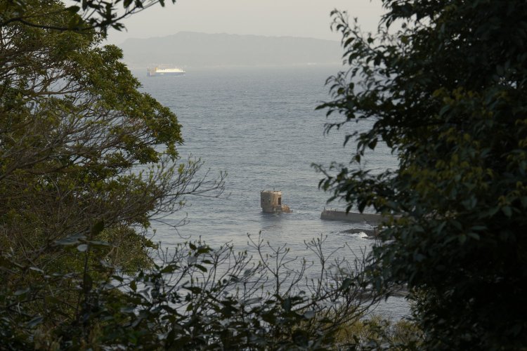 観音崎灯台へ行く途中の道からは、敵潜水艦の音を探知する聴測所のコンクリート構造物が望めた。ちなみにこの聴測所は数カ月前のテレビ番組「鉄腕ダッシュ」で細かく紹介されていた。