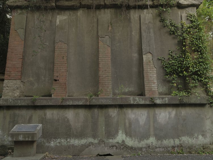 横墻の側面。レンガの上からモルタルが吹き付けられていたようだ。下部の半円の穴は、道路が嵩上げされて埋められた弾薬庫の部分。