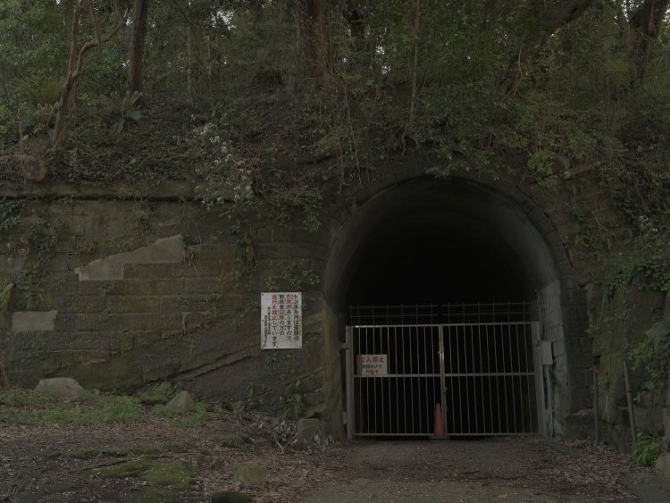 北門第一砲台へ行く途中で見たセンター入り口の道はこのトンネルへと通じている。いまは立入禁止だ。トンネル内部にも弾薬庫があるとのこと。