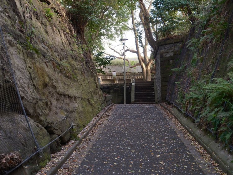 崖というか岩盤と同化して分かりづらいが、奥のほうに石垣で組まれた砲台がみえる。