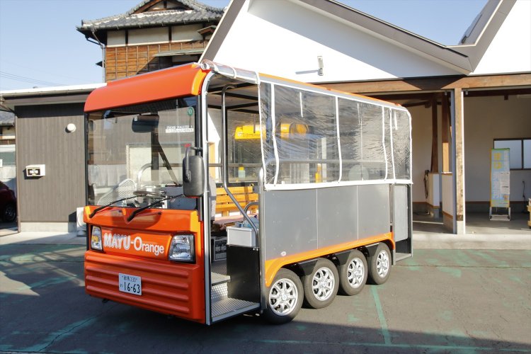 桐生の中心部を時速19㎞でのんびり回る「MAYU」。5色あり。 