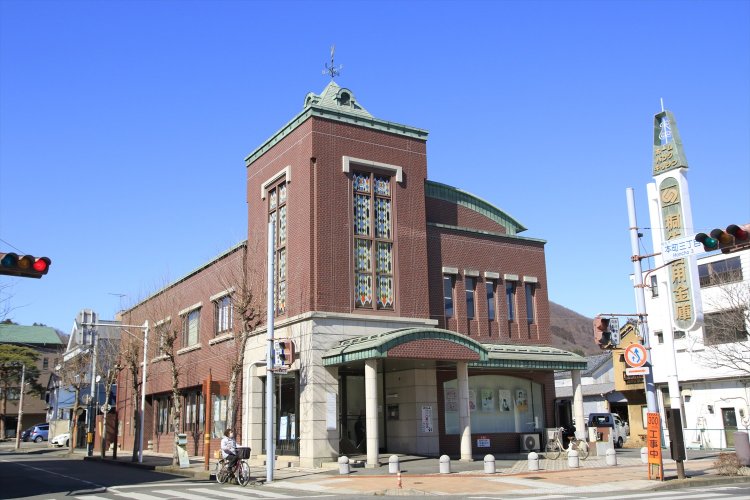 上に風見鶏がいる「桐生信用金庫」本町支店。