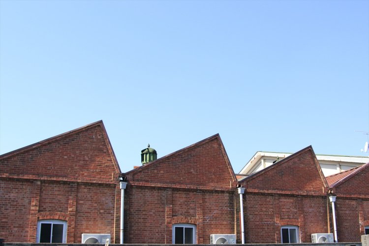 ノコギリ屋根の旧工場を利用するベーカリー。