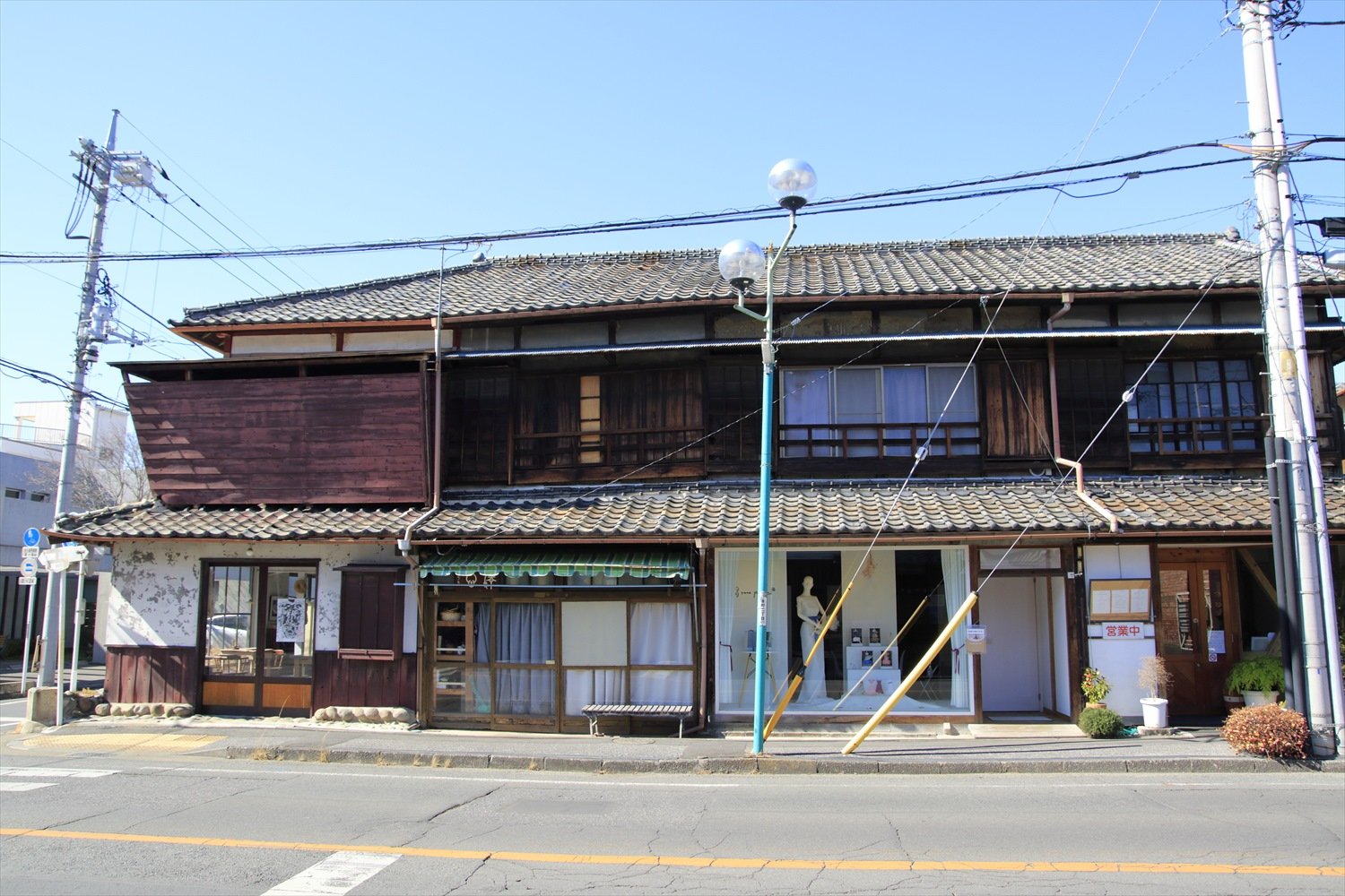 飲食店などが入る寄棟造りの4軒長屋。