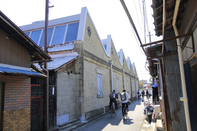 大正11年（1922）築の、旧織物工場は大谷石積み。