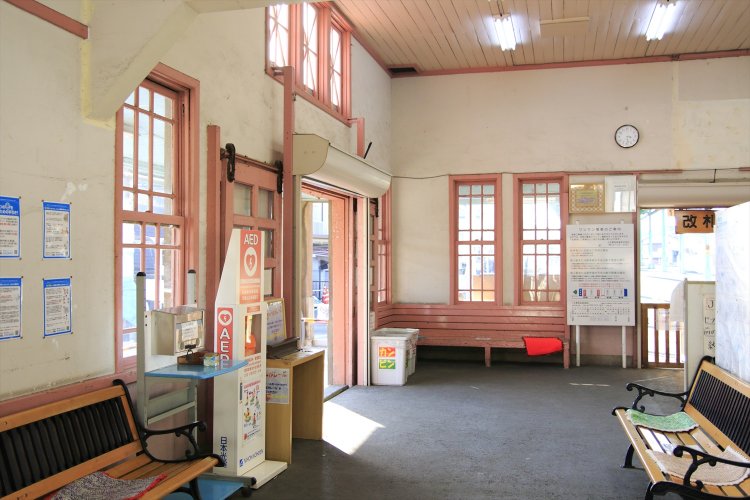 上毛電鉄西桐生駅は昭和初期築の洋風建築。