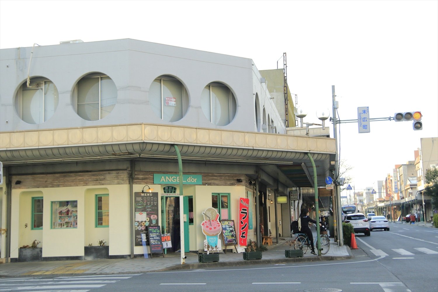 昭和感の漂う建物が点在する末広町商店街。
