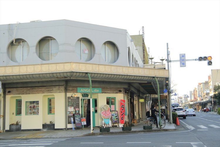 昭和感の漂う建物が点在する末広町商店街。 