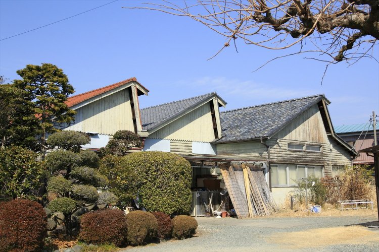 赤がかわいいノコギリ屋根は刺繍工場に。