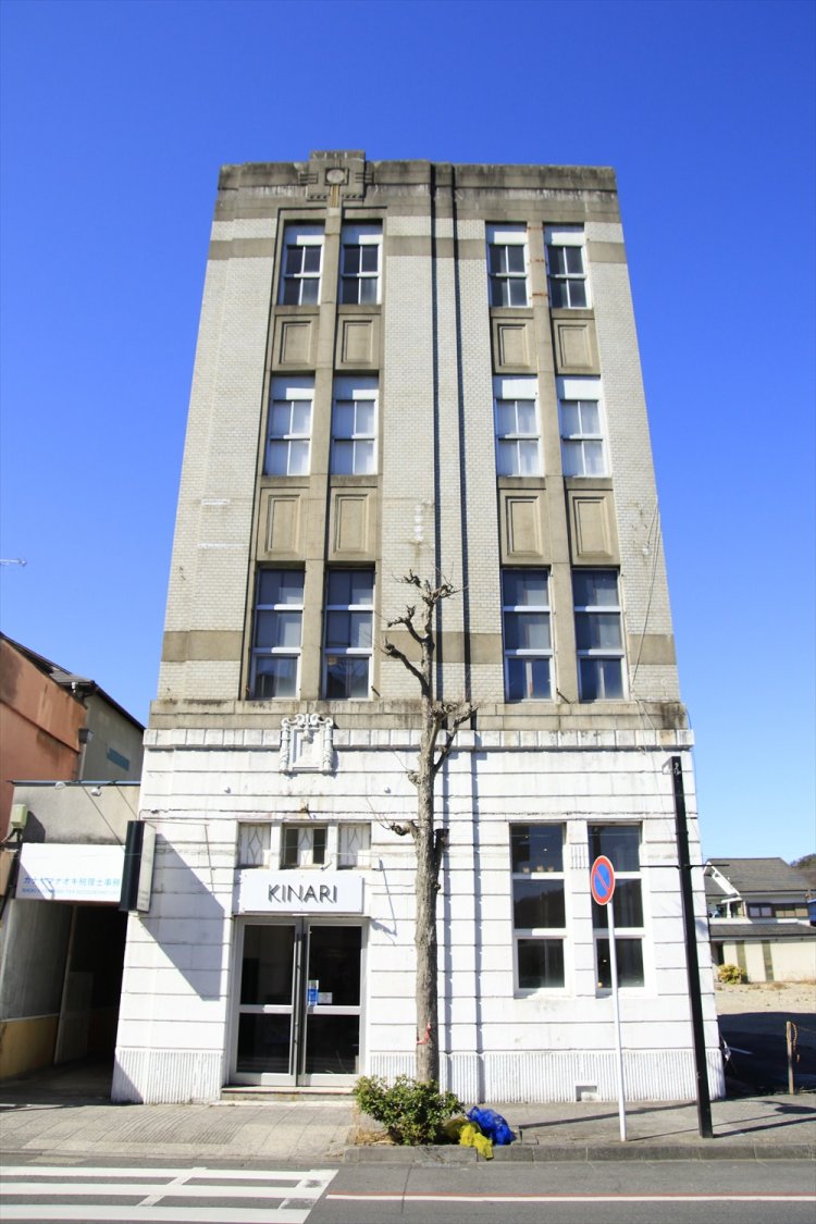 『KINARI』のビル外観。