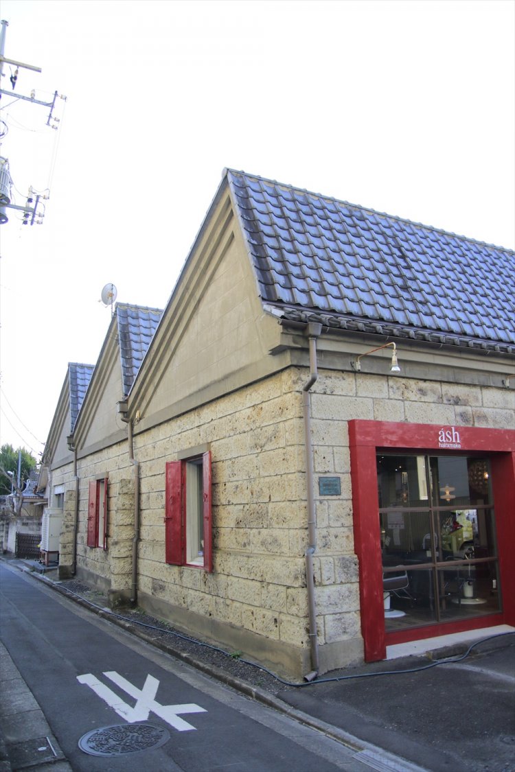 文化財のノコギリ屋根を活用した美容室。