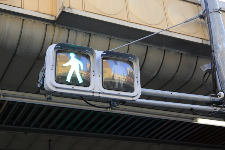 アーケードには横型の歩行者信号機ばかり。