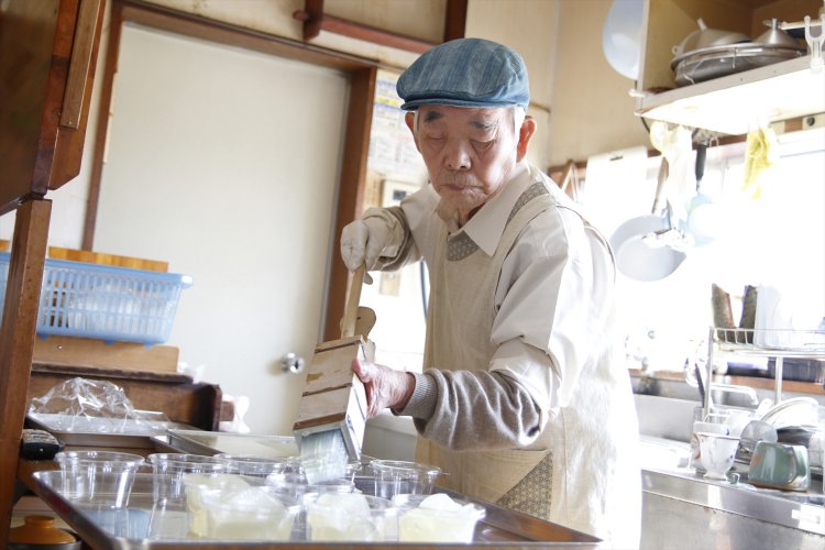 注文が入ると、固めたところ天を道具に入れてにゅっと押し出す店主の神谷茂さん。