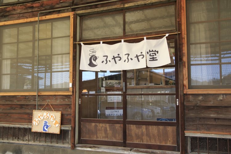 正面の格子窓と引き戸。中に入り靴を脱いで店内へ。