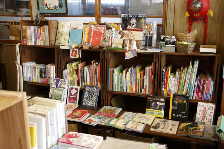 特に充実した絵本・児童書の棚。低い台に並んで子供も見やすい。
