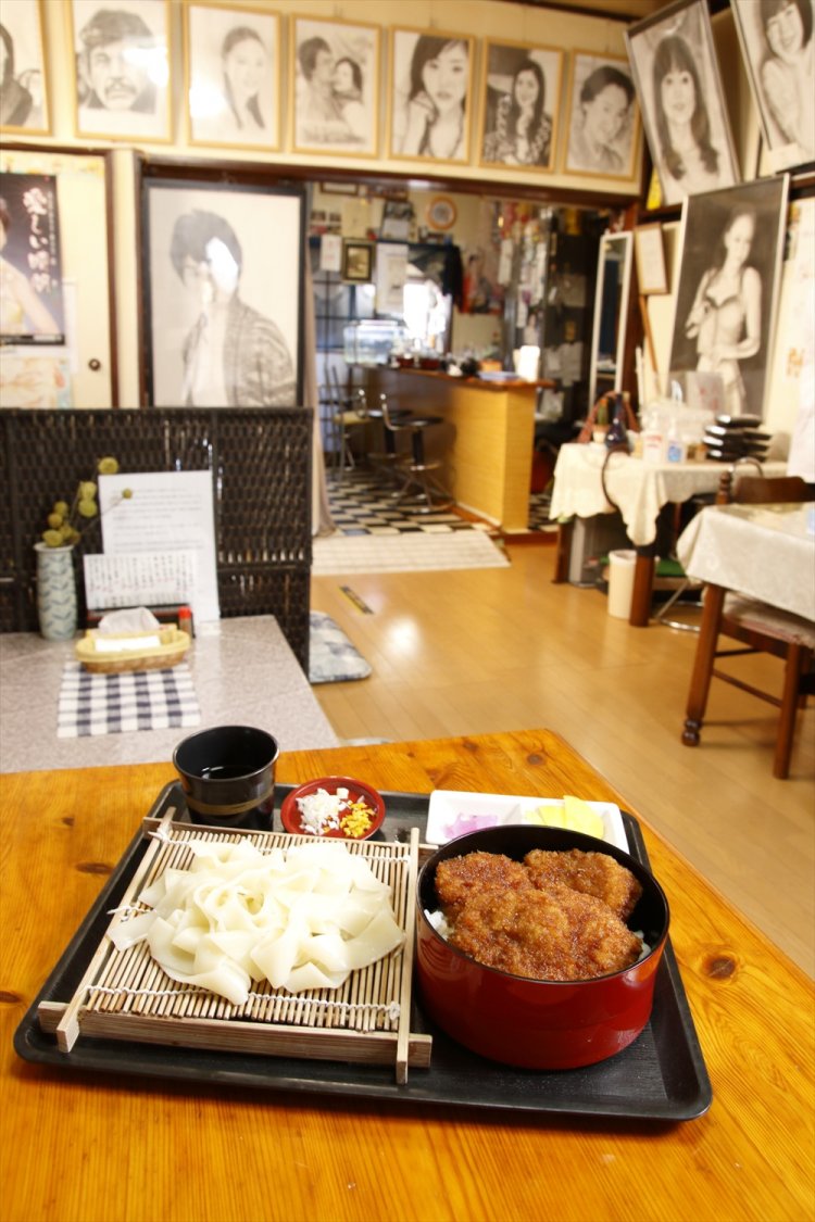 桐生名物のひもかわとソースカツ丼が両方味わえるアリスセット1375円。