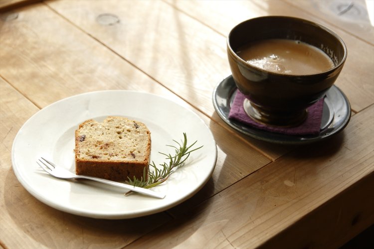 牛乳か豆乳が選べるスパイスチャイ600円（器は渡邉由紀さん作）、パウンドケーキ350円（器は水谷直樹さん作）。