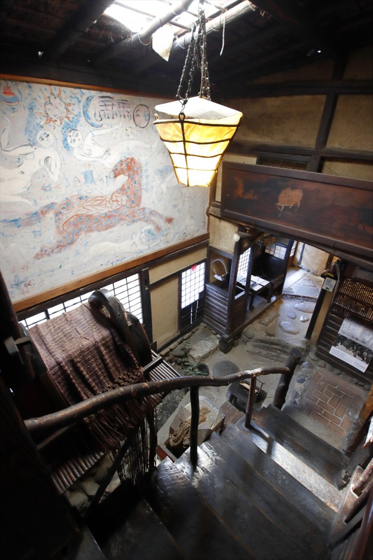 吹き抜け。棟方志功の壁画が印象的。