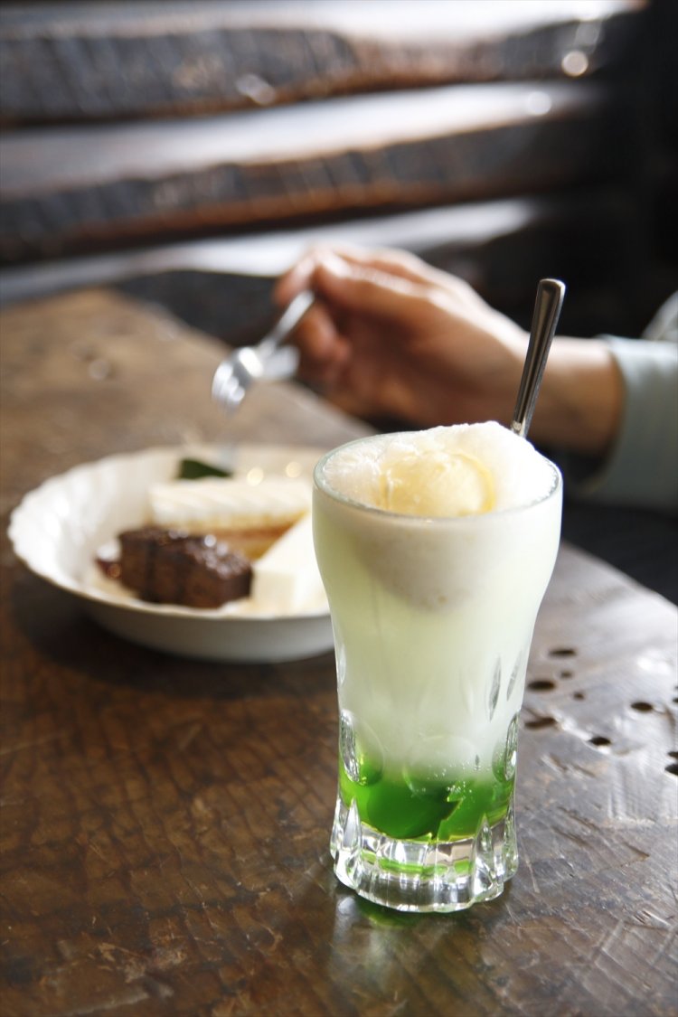 くりーむそーだ605円、自家製プチケーキ3種類の盛り合わせ528円。