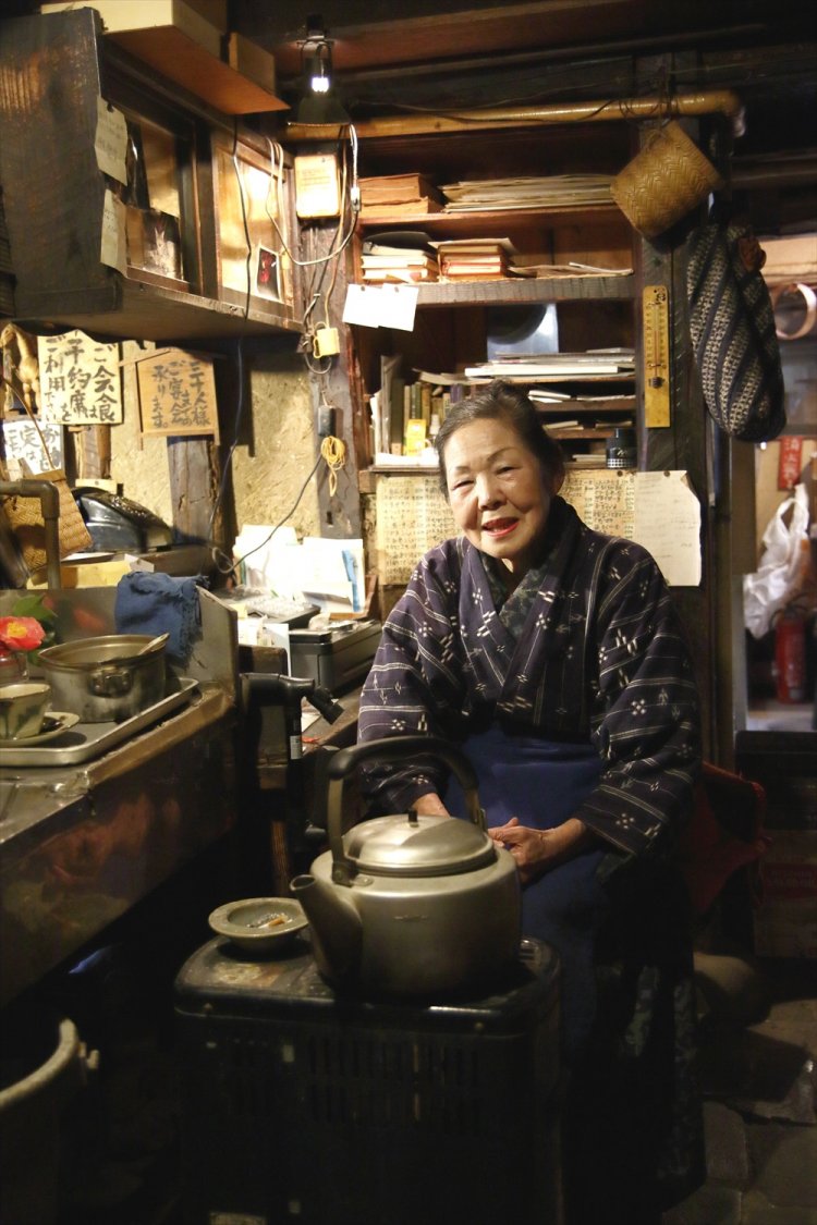 入り口帳場で迎えてくれる粋な和装の小池敏子さんは2代目女将。