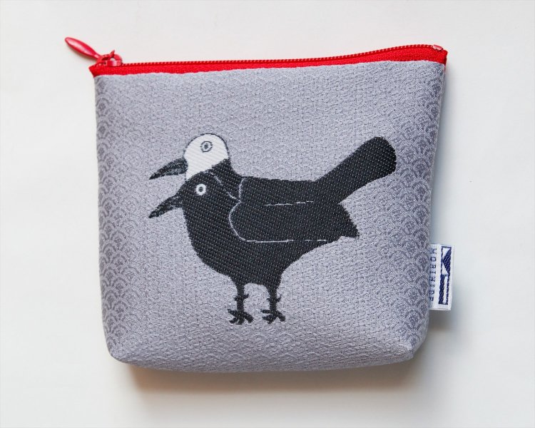 縁起物のヨゲンノトリポーチ700円。