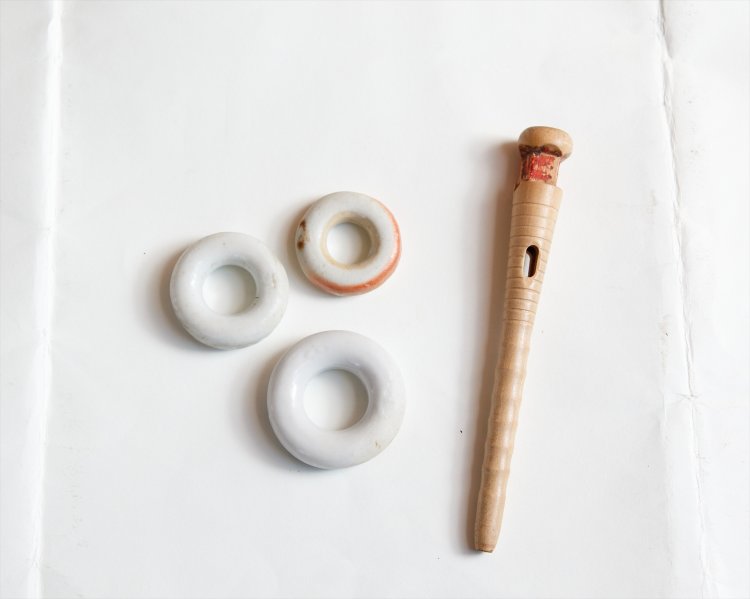 撚糸機の道具のしずわ220円（左）、くだ110円。