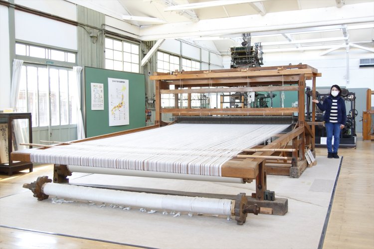 日本一大きい明治時代の高機。3人がかりで輸出用の布が織られた。