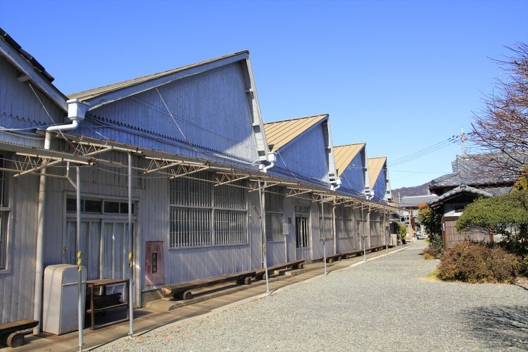 資料館の建物もノコギリ屋根だ。