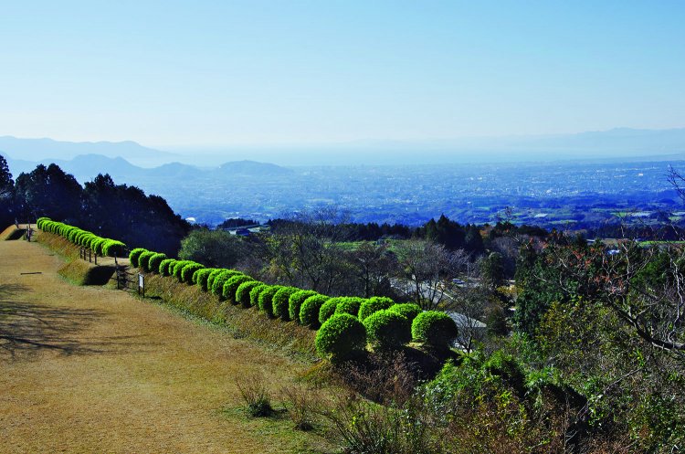 岱崎出丸の一ノ堀近くからの眺望。三島や沼津市街の眺望と駿河湾の風景が広がる素晴らしい眺め。