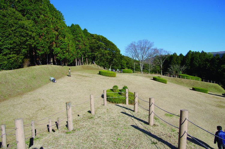 元西櫓から見た山中城では最大規模の二の丸。その奥が本丸になる。