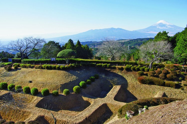 山中城の特徴はこの障子堀。彫り残した畝が障子のように見えることから、こう呼ばれる。