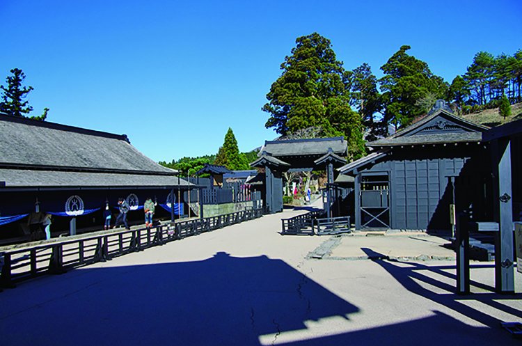 徳川幕府が東海道に設けた箱根関所の江戸後期の姿が復元されている。