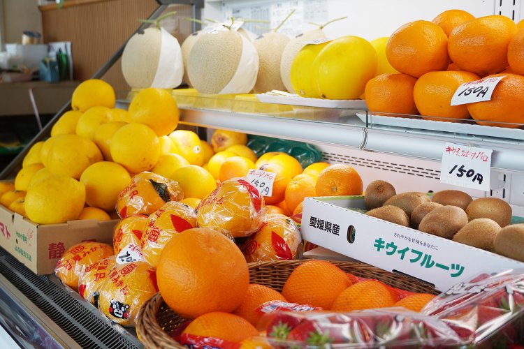 店頭には新鮮なフルーツが並ぶ。