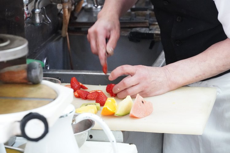 大きめにカットされたフルーツ。きちんと並んで色合いもきれい。