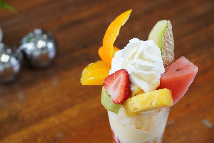 この日のフルーツは、イチゴ、キウイ、メロン、オレンジ、スイカ、パイナップル、リンゴ、グレープフルーツ、バナナ、甘夏の10種類。