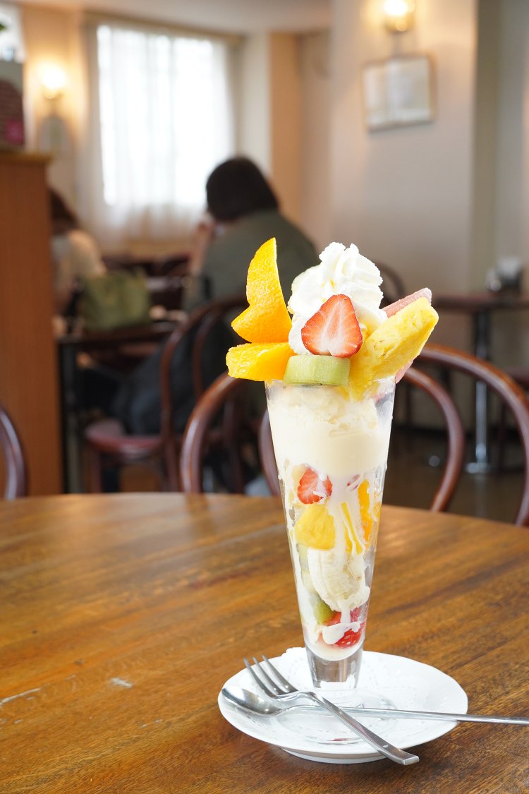 シンプルだがカラフルなフルーツパフェ1000円。
