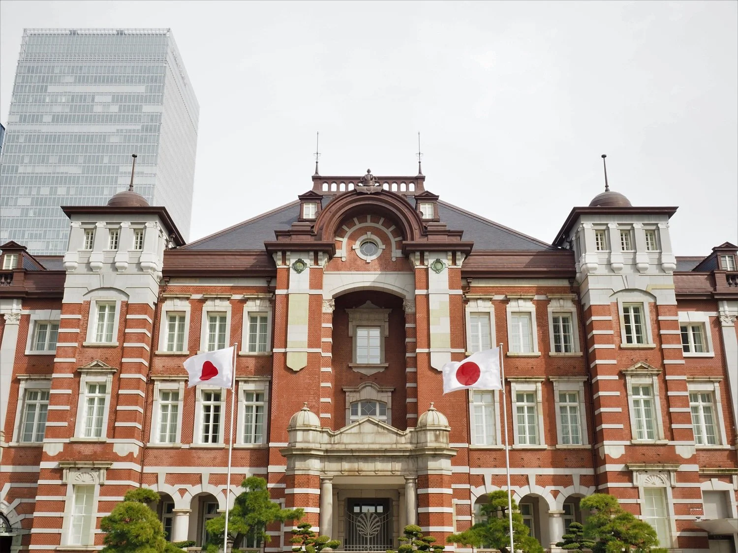 東京駅のマニアックな見どころ教えます 0 ポスト 明治時代の鉄柱 2種類のレンガ 皇室用玄関 Jr社員による手描きボードなどなど さんたつ By 散歩の達人