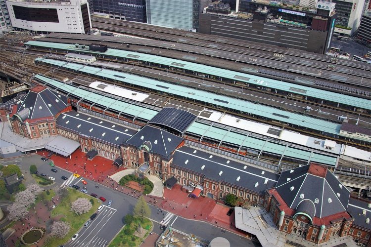 ドーム型が空襲で被災し、戦後すぐに復旧したときは、あくまで仮の姿のはずだった八角屋根。その後、60年以上、東京駅の顔となった。（2007年4月撮影）