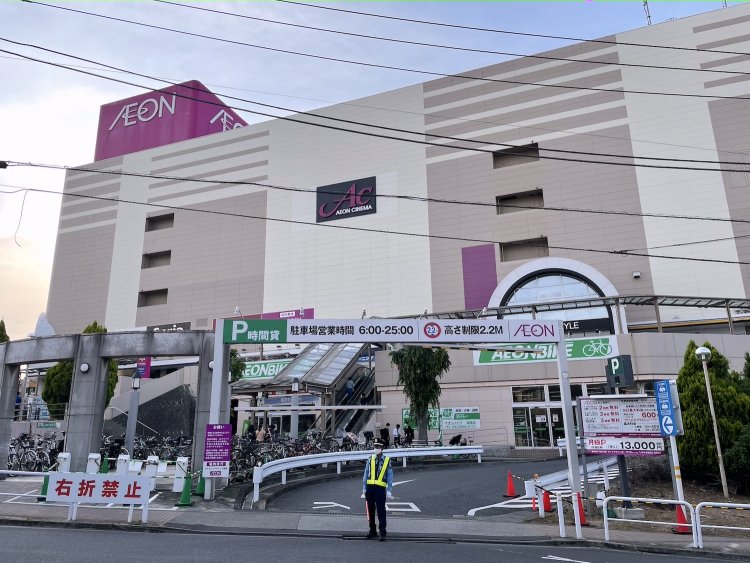 駅の北側にそびえるイオン。