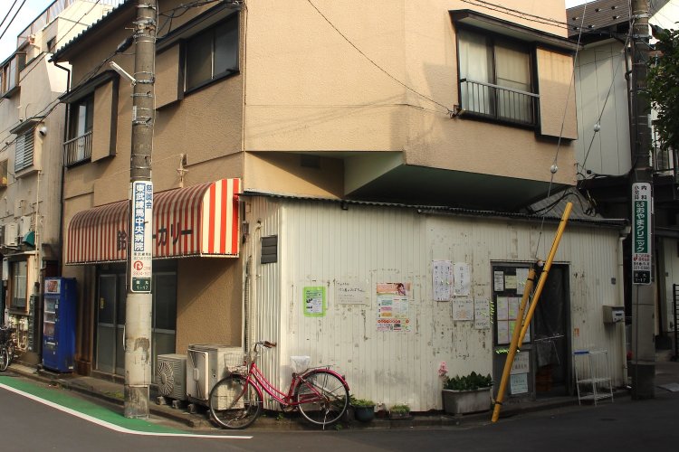 工場の横。普通の出入り口でパンは売られる。