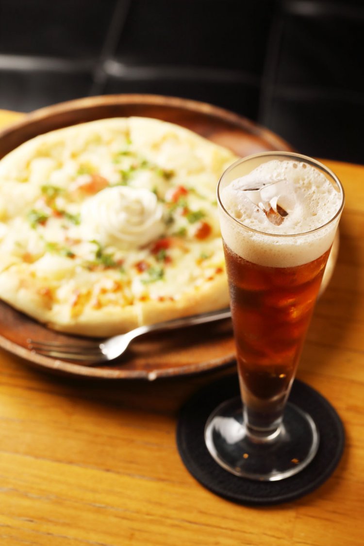 夜のバー使いのおすすめはコーヒーベースのオリジナル殿様カクテル648円やポテトピザ648円。