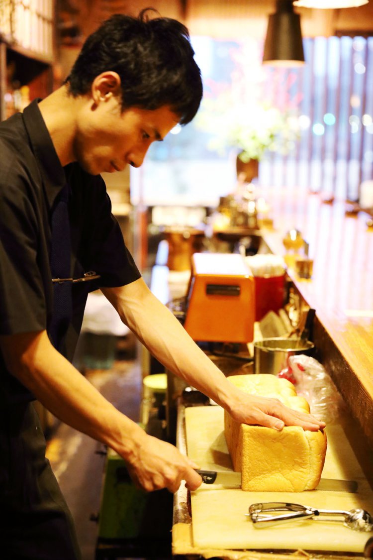 注文を受けてからパンをカットする店長・春日さん。