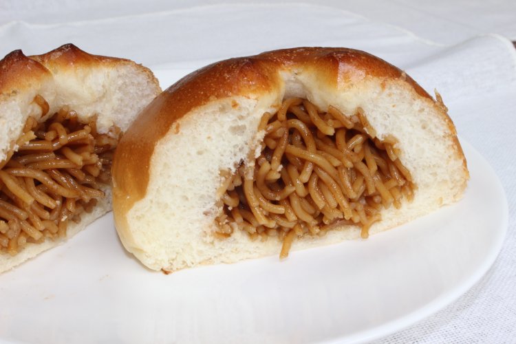 トップの写真が焼きそばパン。これはその断面。