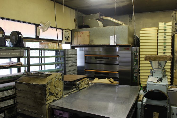 この日の作業を終えたパン工場。