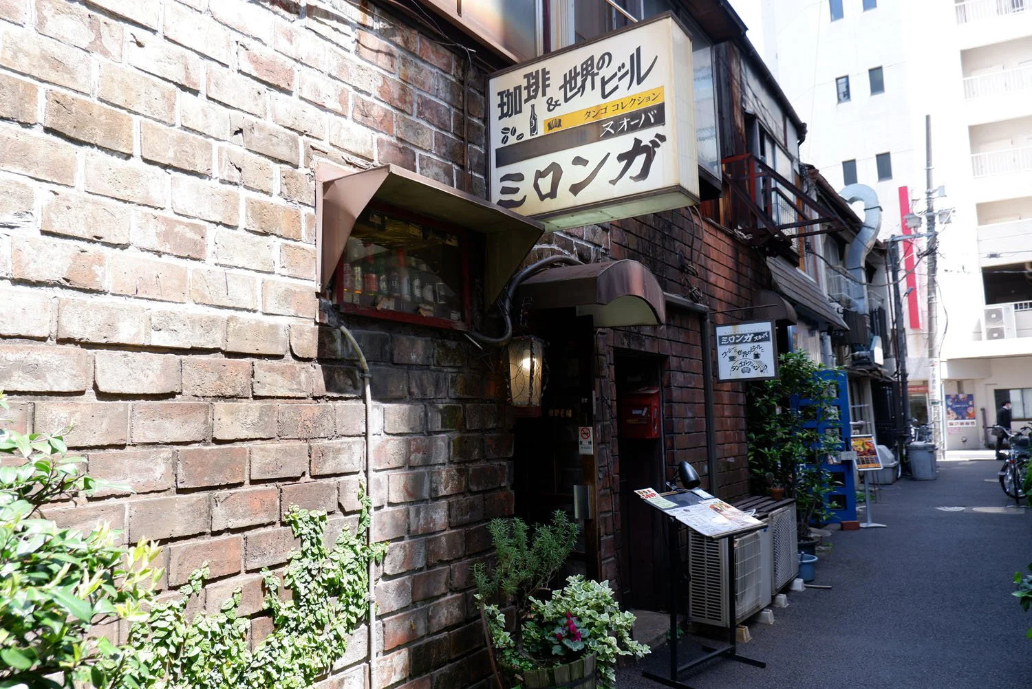 コーヒー片手にタンゴの調べにひたる 神田神保町の老舗喫茶 ミロンガ ヌオーバ さんたつ By 散歩の達人