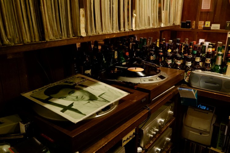 BGMはタンゴのレコード。