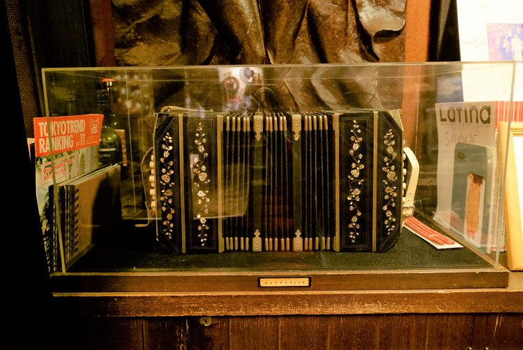 貴重なバンドネオンはお客さんからの寄贈品。