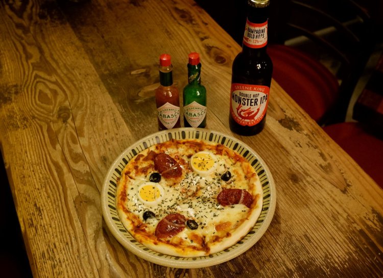 ピザ・ミロンガ850円、ダブルホップモンスターIPA 1150円。